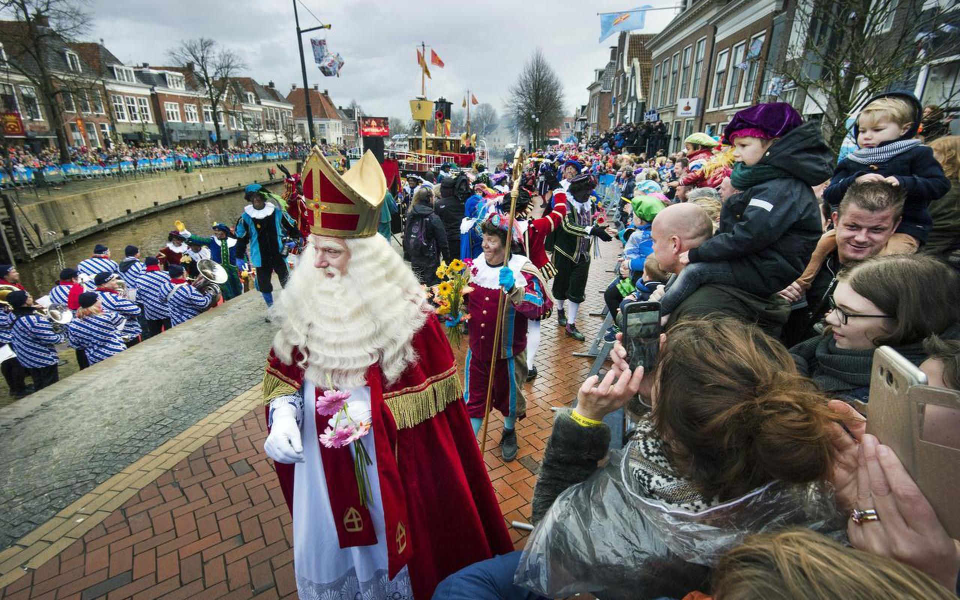 De intocht van Sinterklaas in Dokkum. FOTO MARCEL VAN KAMMEN
