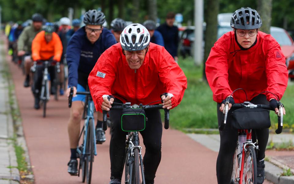 11.702 deelnemers zijn in Bolsward gestart met de Fietselfstedentocht. Ze fietsen 236 door het Friese landschap en de 11 steden. Door de regen en de harde wind is het een zware tocht.