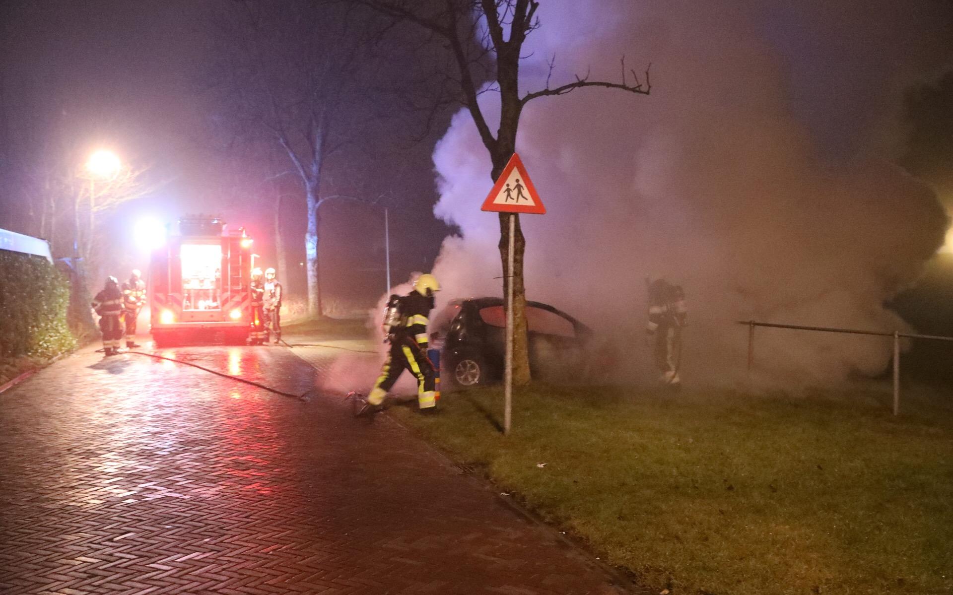 Auto in Ysbrechtum gaat in vlammen op - Leeuwarder Courant