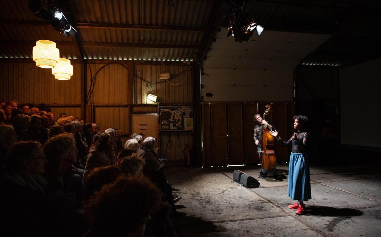 Emma Lesuis, begeleid op contrabas door Nana Adjoa, in Aardappelbloed. FOTO RUBEN HAMELINK Emma Lesuis, begeleid op contrabas door Nana Adjoa, in Aardappelbloed. FOTO RUBEN HAMELINK