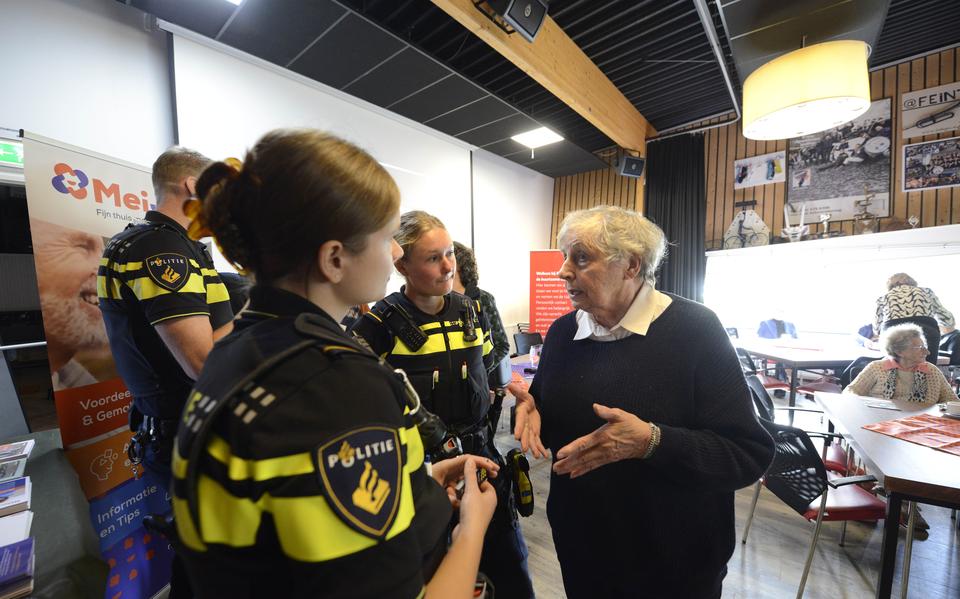 Ymie Feenstra (rechts) praat met digitale wijkagenten Lotte (links) en Kim. 