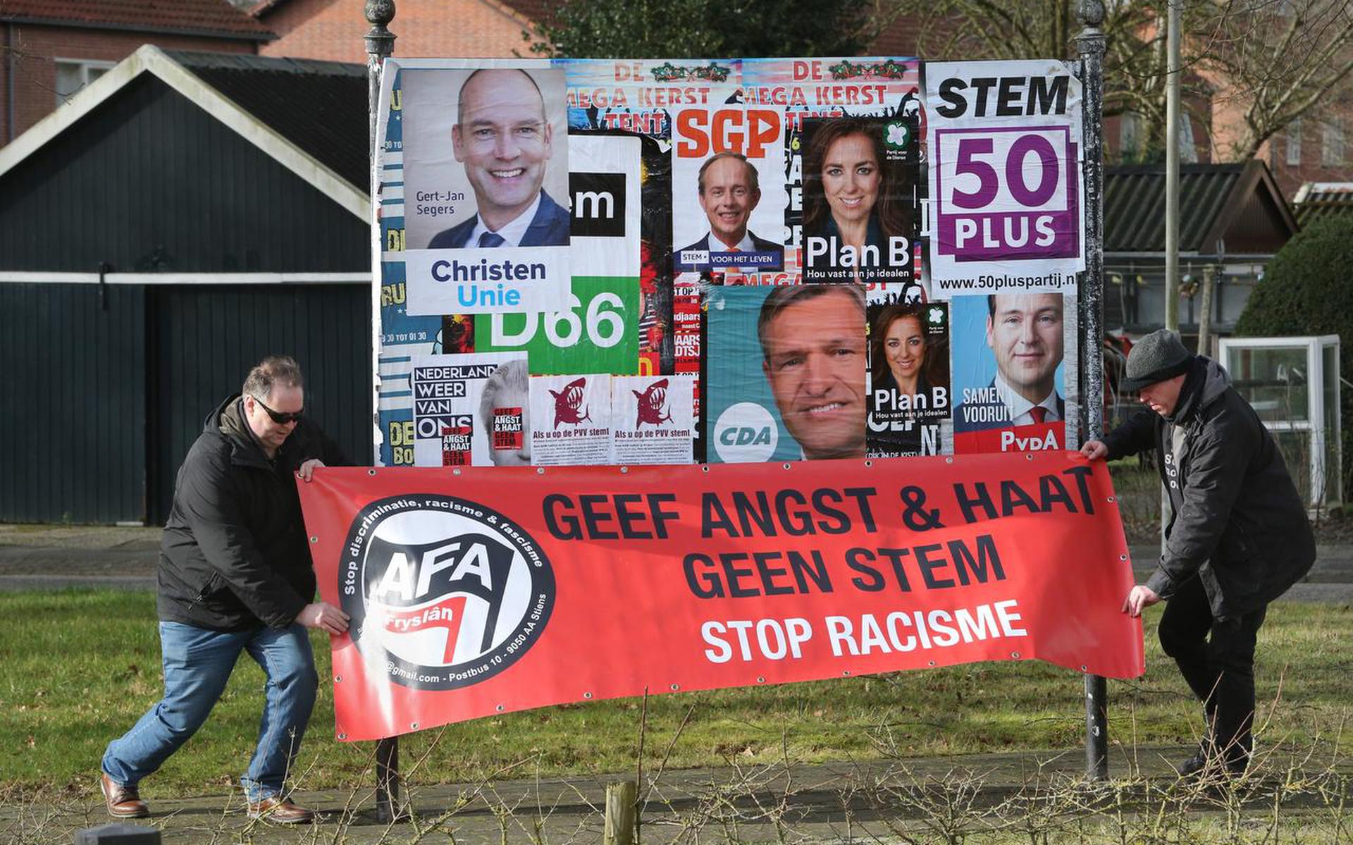 Een spanddoek van AFAF bij Gytsjerk in aanloop naar de Tweede Kamerverkiezingen van maart 2017. ARCHIEFFOTO NIELS WESTRA

