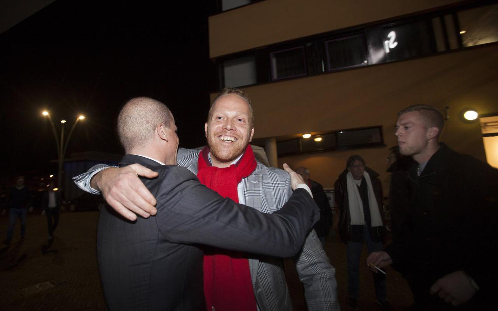 Hein de Haan in november 2013. Hier wordt hij gefeliciteerd door toenmalig partijleider Diederik Samsom met de zege bij de gemeenteraadsverkiezingen. FOTO ARCHIEF
