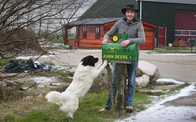  Ynse Vellenga met hond Scooby. Hij maakt met zijn melkveebedrijf de overstap naar biologisch.  FOTO NIELS WESTRA