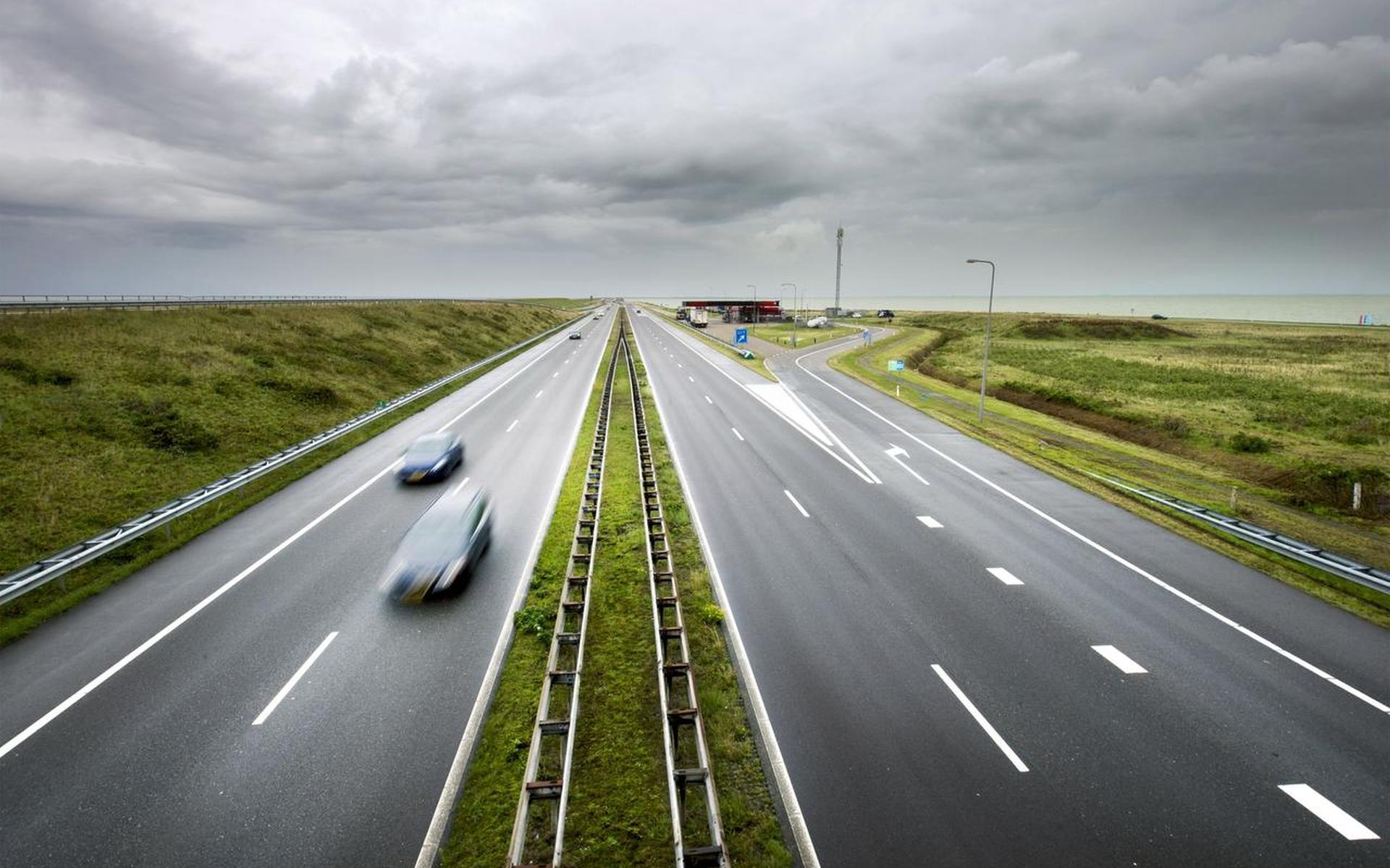 Afsluitdijk 's nachts afgesloten vanwege werkzaamheden aan Stevinsluizen bij Den Oever - Leeuwarder 