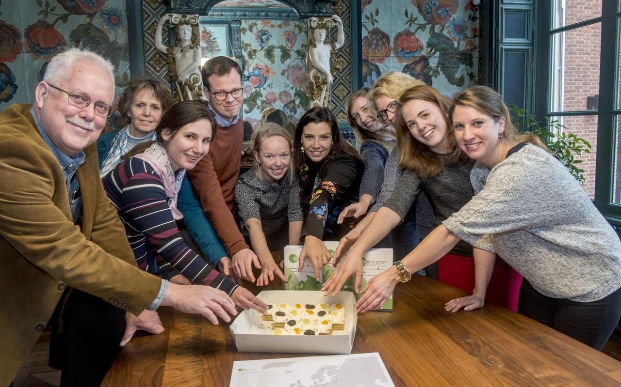 Oranjekoek vanwege het vijftigste dossier van Mercator. V.l.n.r: Cor van der Meer, Johanneke Buning, Margje Wolthuizen, Jorrit Huizinga, Anna-Fardau Schukking, Joana Duarte, Helga Zandberg, Mirjam Günther, Ramziè Krol-Hage en Marlous Visser. FOTO HOGE NOORDEN/JACOB VAN ESSEN Oranjekoek vanwege het vijftigste dossier van Mercator. V.l.n.r: Cor van der Meer, Johanneke Buning, Margje Wolthuizen, Jorrit Huizinga, Anna-Fardau Schukking, Joana Duarte, Helga Zandberg, Mirjam Günther, Ramziè Krol-Hage en Marlous Visser. FOTO HOGE NOORDEN/JACOB VAN ESSEN