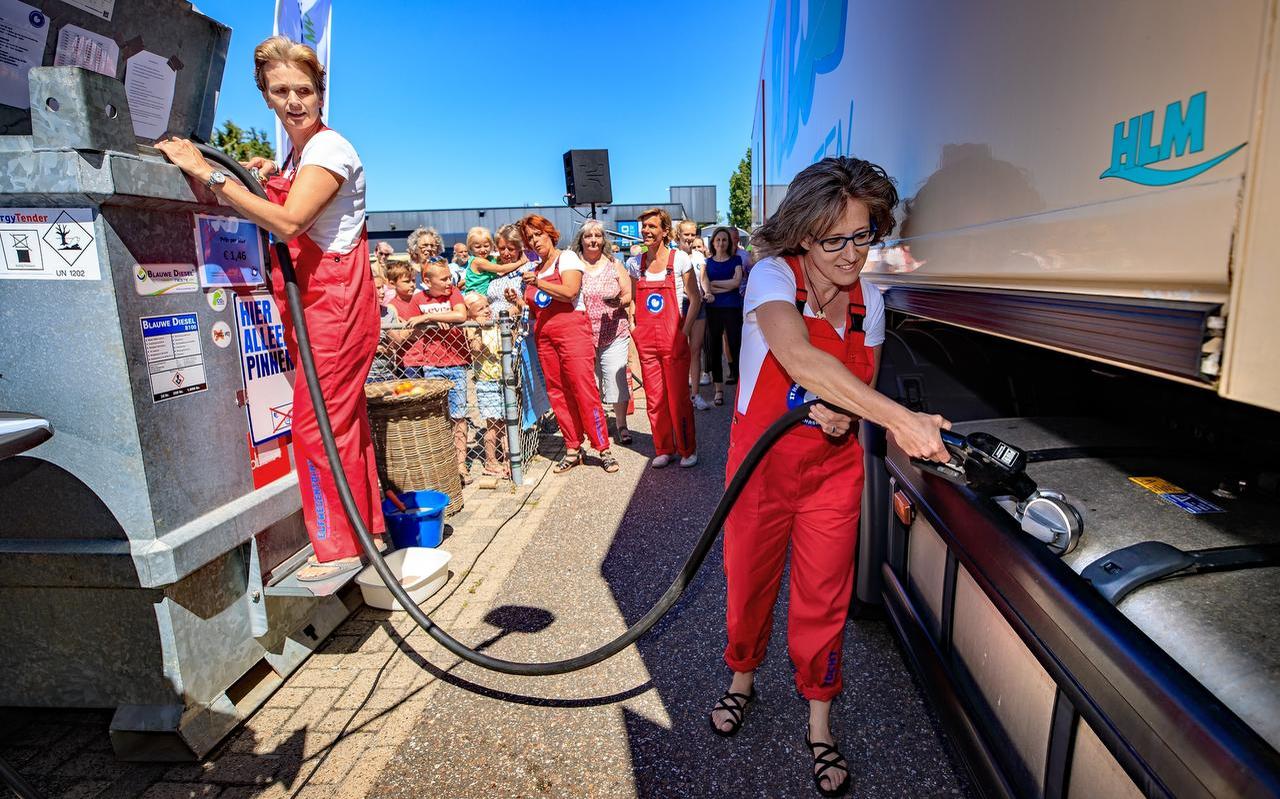 Hanneke Schmeink heeft het halve dorp enthousiast gemaakt voor het samen uitbaten van It Hasker Pompke. Er is alleen ‘blauwe diesel’ te koop. Hier tankt ze een bevoorradingstruck van Poiesz. Blauwe diesel - gemaakt van gebruikt frituurvet - is zeker 80 procent klimaatvriendelijker dan diesel van aardolie. FOTO NIELS DE VRIES Hanneke Schmeink heeft het halve dorp enthousiast gemaakt voor het samen uitbaten van It Hasker Pompke. Er is alleen ‘blauwe diesel’ te koop. Hier tankt ze een bevoorradingstruck van Poiesz. Blauwe diesel - gemaakt van gebruikt frituurvet - is zeker 80 procent klimaatvriendelijker dan diesel van aardolie. FOTO NIELS DE VRIES