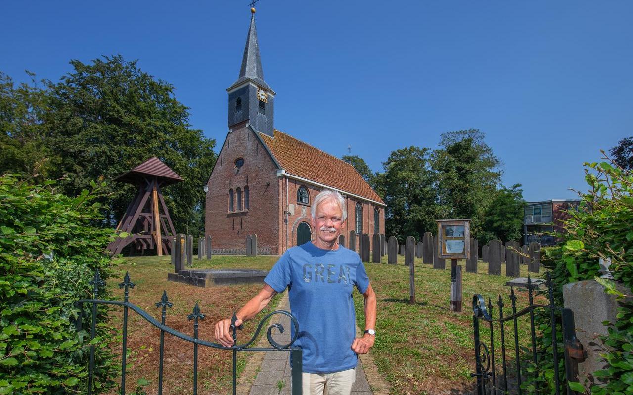 Jan Russchen bij de Dorpskerk. Jan Russchen bij de Dorpskerk.