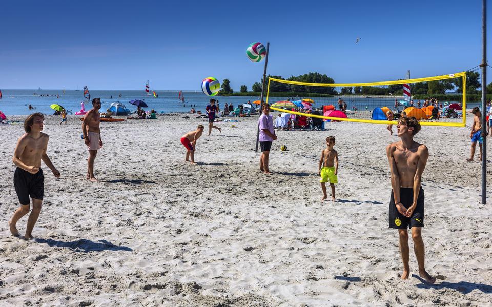 Zomerse taferelen op het strand van Makkum in 2024.