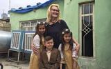 Tijdens haar reis naar Irak kon Dina Meijer uit Drachten eindelijk haar kleinkinderen Gulistan (8), Sheristan (6) en Conkiy (4) in de armen sluiten.
