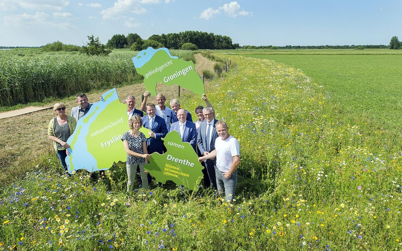 Passende puzzelstukjes bij de regiodeal voor natuurinclusieve landbouw. Met gedeputeerden Johannes Kramer, Henk Staghouwer en Henk Jumelet achter het Drentse bord. FOTO MARCEL VAN KAMMEN Passende puzzelstukjes bij de regiodeal voor natuurinclusieve landbouw. Met gedeputeerden Johannes Kramer, Henk Staghouwer en Henk Jumelet achter het Drentse bord. FOTO MARCEL VAN KAMMEN