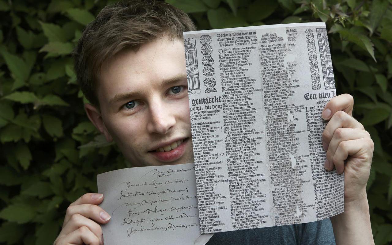 Nykle Dijkstra met een briefje met daarop de namen van de zeerovers en een scan van het zeeroverslied.  FOTO NIELS WESTRA
