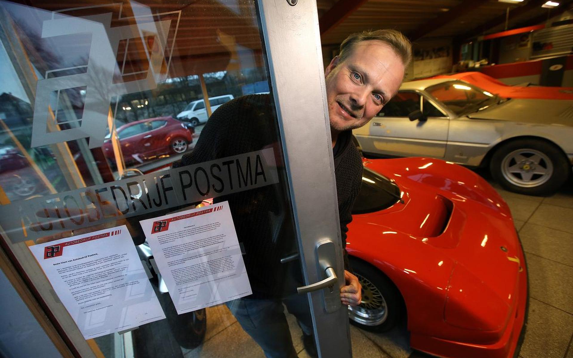 Directeur Romke Postma van Autobedrijf Postma met de coronabrief op de deur.
