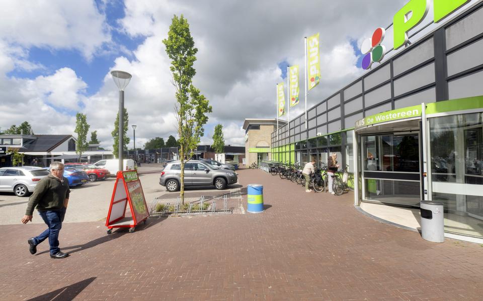 Het winkelcentrum in De Westereen. 