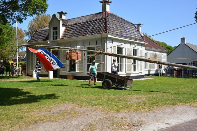 Haan op Schiermonnikoog vanwege extreem weer eerder uit mast gehaald