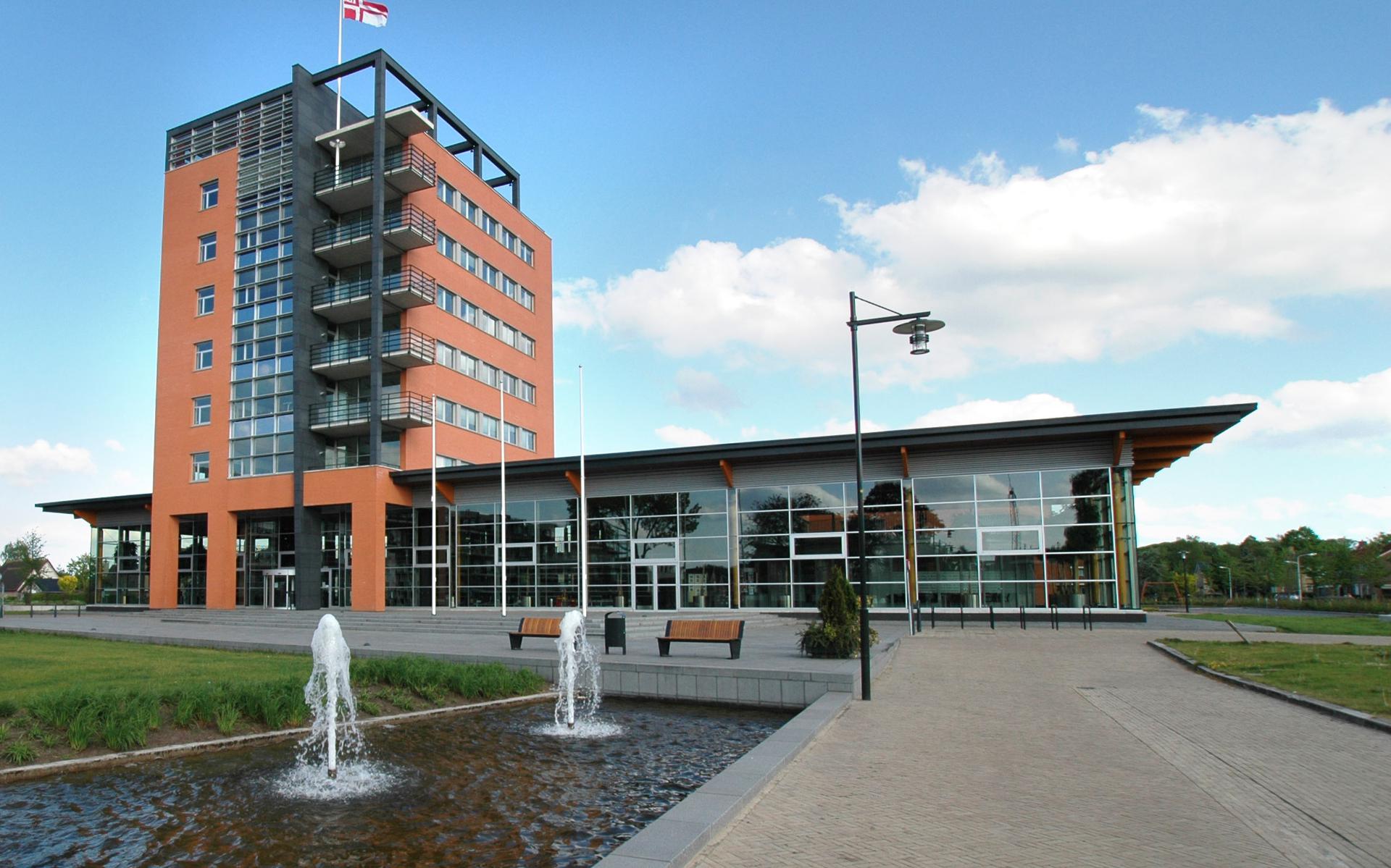 Het gemeentehuis van de gemeente Weststellingwerf in Wolvega.