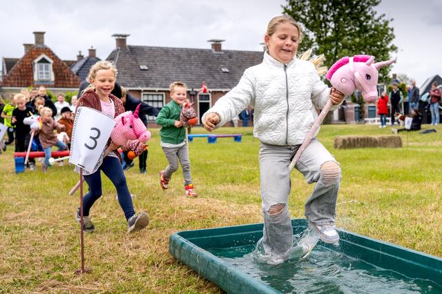 Open kampioenschap stokpaardrijden in Warten gaat vooral om de snelste tijd