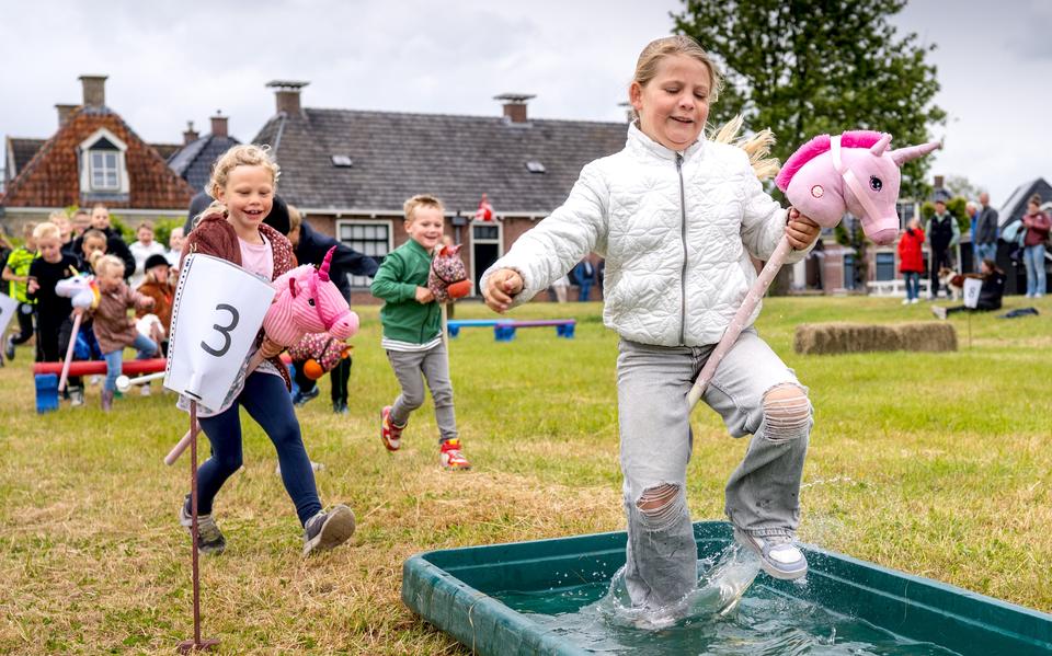Yara de Haan gaat tijdens de eerste ronde door de waterbak.