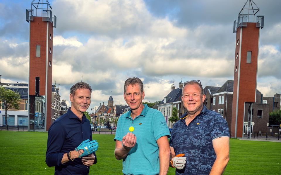 
De winnaars van de PC van 2000, 25 jaar nadien terug op It Sjûkelân. Vanaf links Dirk Jan van der Woud, Klaas Berkepas en Klaas Anne Terpstra.