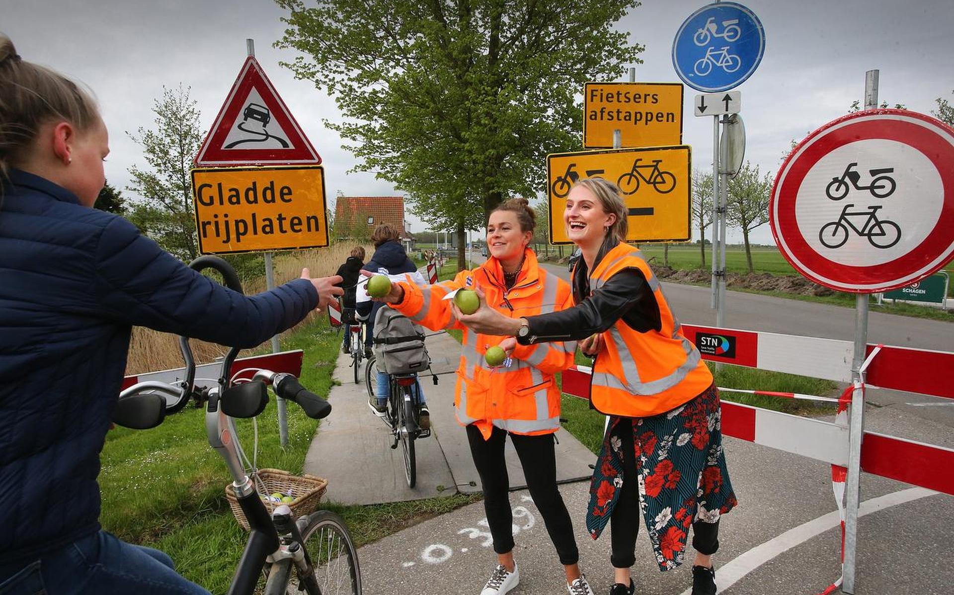 Fietsers moeten even door zure appel bijten tussen Dongjum en Franeker - Leeuwarder Courant