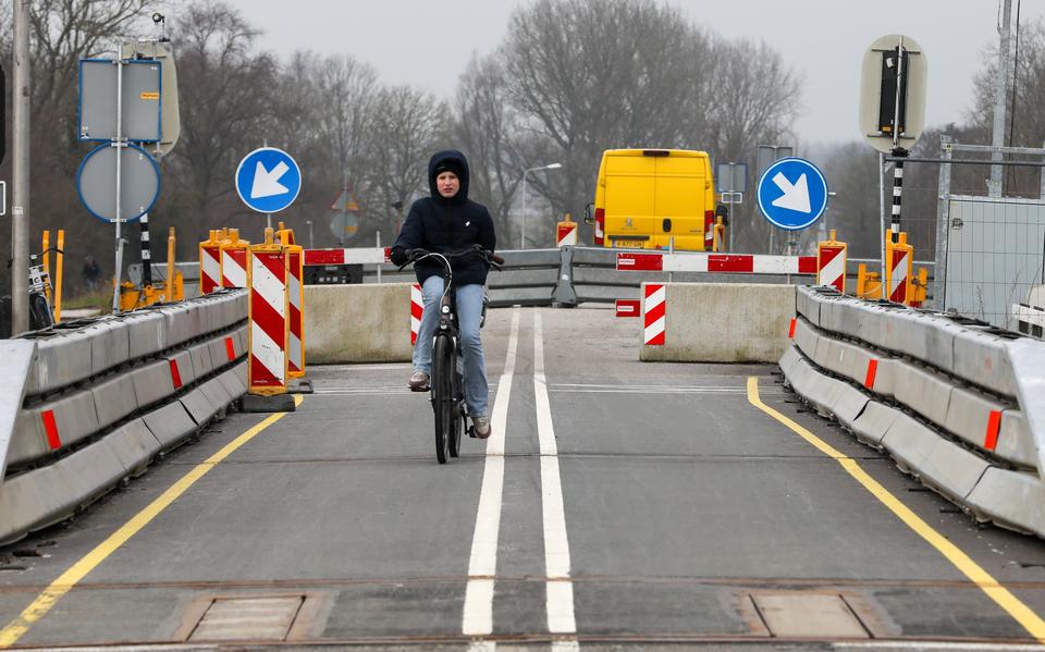 De gehavende brug bij Uitwellingerga. 