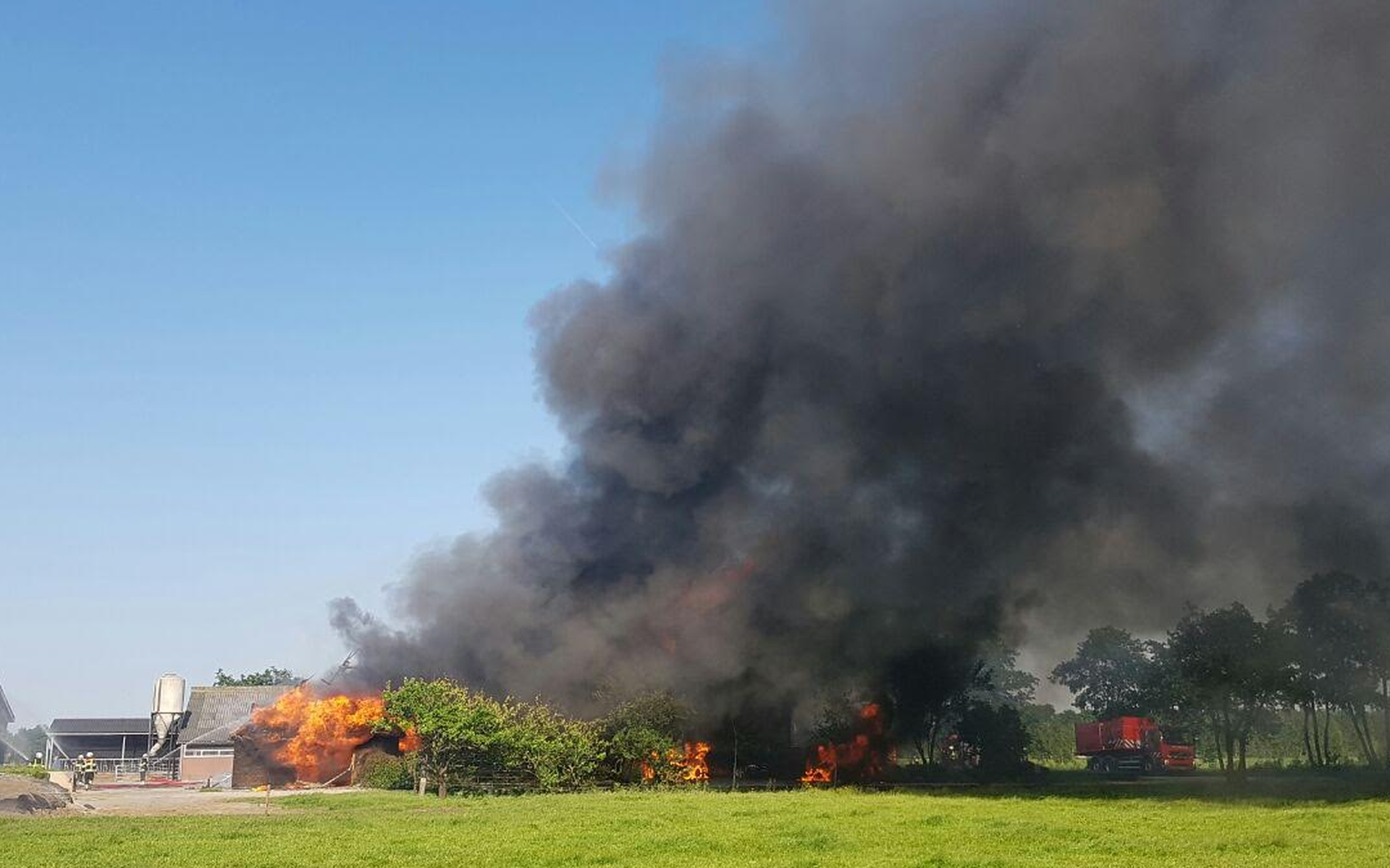 Uitslaande brand op boerenerf De Tike