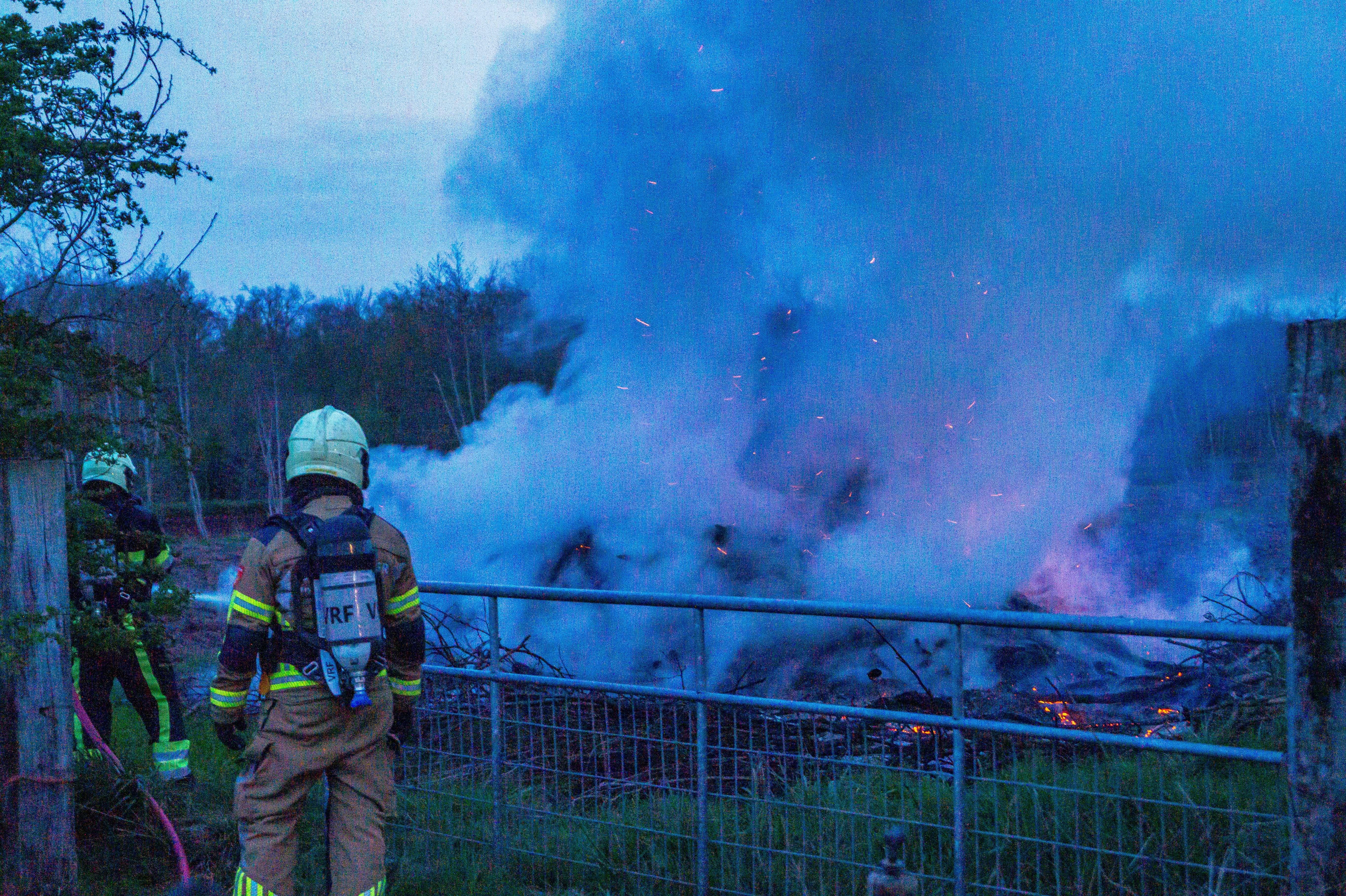 LIVE | Brandweer twee keer opgeroepen voor brandende bult in Kollumersweach & auto rijdt bosjes kapo