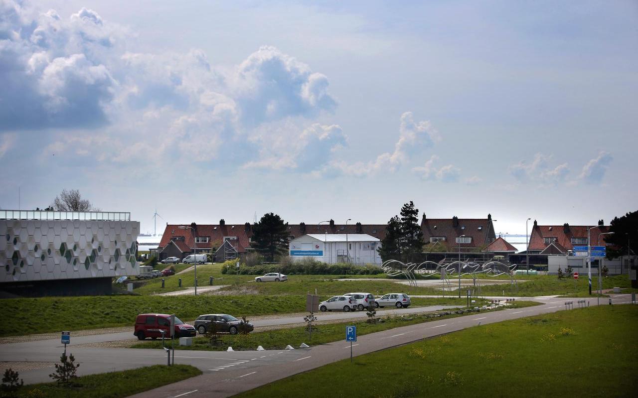 Het huis van Jan en Ankie van der Velde sluit de huizenrij aan de linkerkant af. Het huis van Jan en Ankie van der Velde sluit de huizenrij aan de linkerkant af.