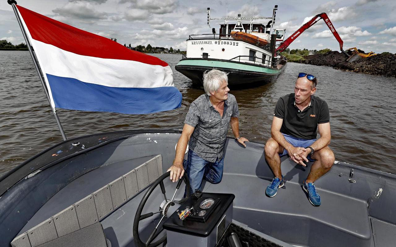 Scheidend wedstrijdleider Sicco van der Meer (links) met collega Arno Huisman. 