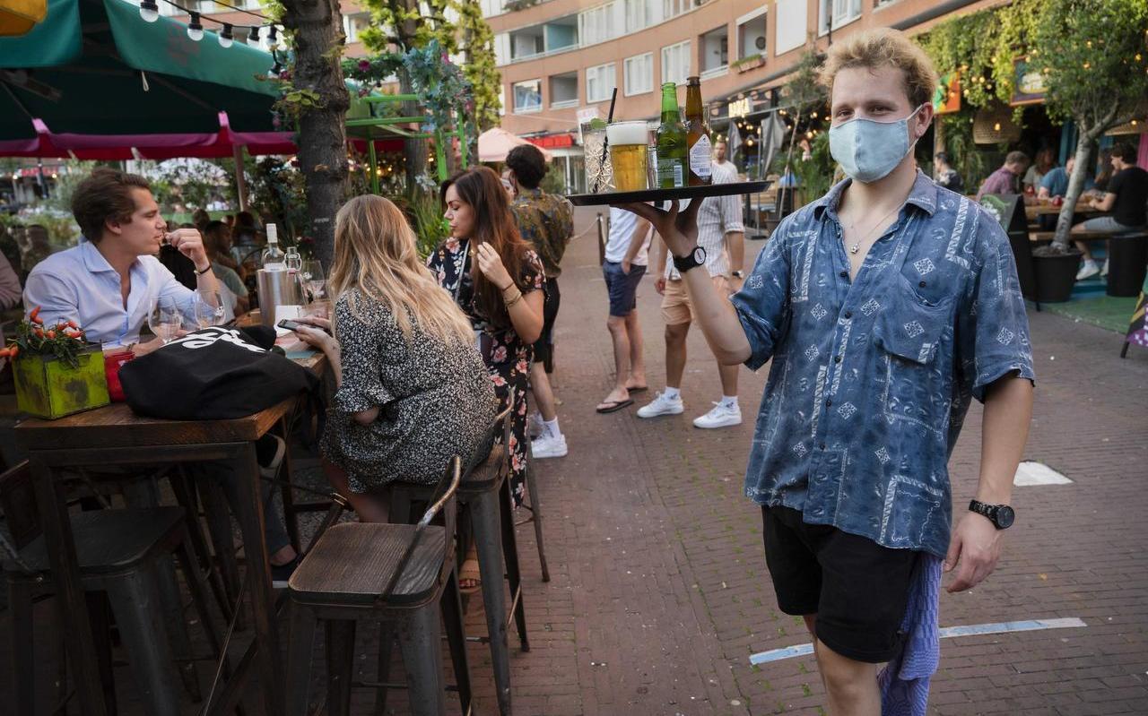 Na de heropening van de horeca is bij de caféhouders in juli 13 procent minder geld binnengekomen dan een jaar eerder, bij de restauranthouders is dat 11 procent. Na de heropening van de horeca is bij de caféhouders in juli 13 procent minder geld binnengekomen dan een jaar eerder, bij de restauranthouders is dat 11 procent.