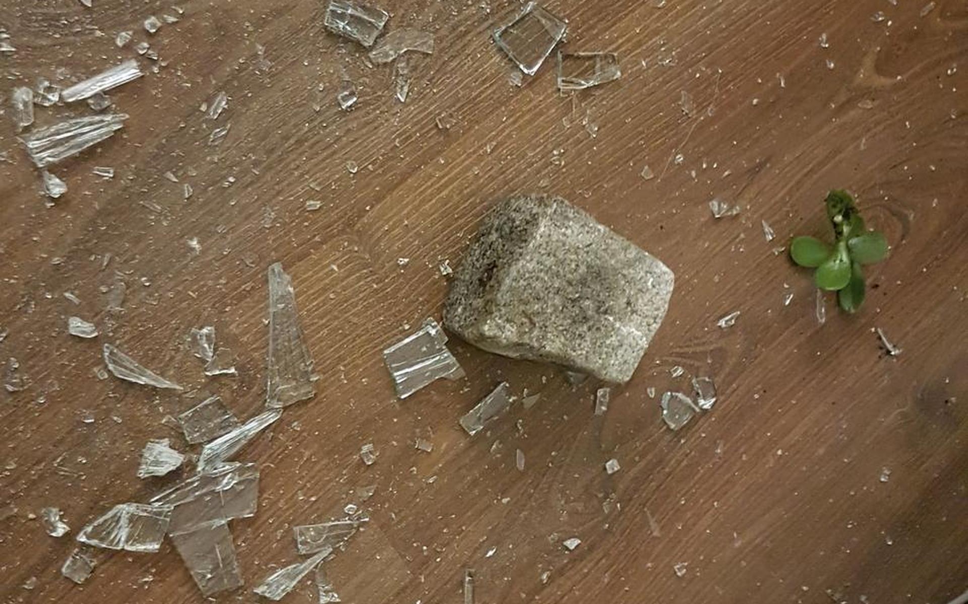 Jongeren gooien steen door ruit in Twijzelerheide - Leeuwarder Courant