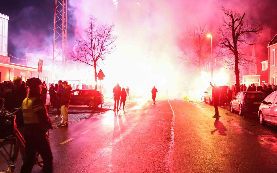 Tijdens de voetbalwedstrijd van SC Cambuur tegen FC Utrecht op zondagavond 21 november ontstonden er rellen in en rond het stadion.