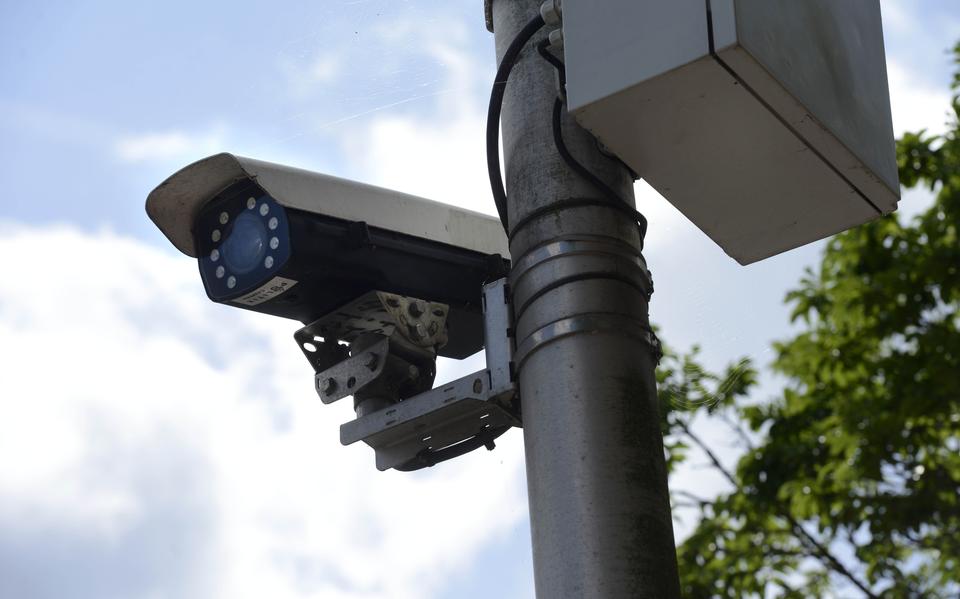 Een zogeheten ANPR-camera bij de Greunsbrug in Leeuwarden. 
