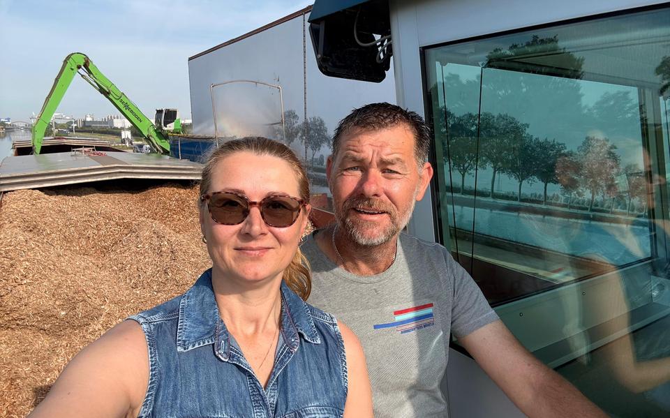 Binnenvaartschippers Jane en Jurgen van Hasselt krijgen veel reacties op hun post op Instagram over een domme inhaalactie van een jacht op het Van Harinxmakanaal bij Leeuwarden.  