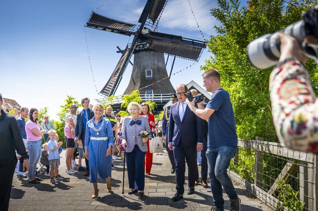 Bij de pelmolen in Witmarsum genieten ze van komst Prinses Beatrix. ‘It gild stiet der even lekker o