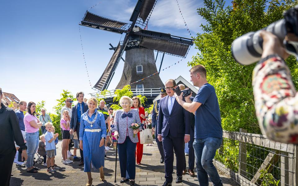 Prinses Beatrix bij het bezoek aan koren- en pelmolen De Onderneming in Witmarsum.