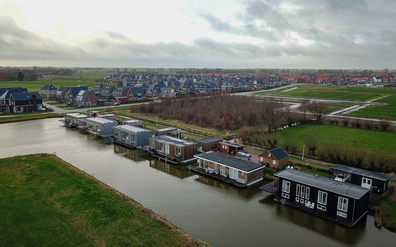 Nieuwe woonarken in De Zuidlanden. Op de achtergrond de zuidelijke straten van Techum. FOTO LC/ARODI BUITENWERF Nieuwe woonarken in De Zuidlanden. Op de achtergrond de zuidelijke straten van Techum. FOTO LC/ARODI BUITENWERF