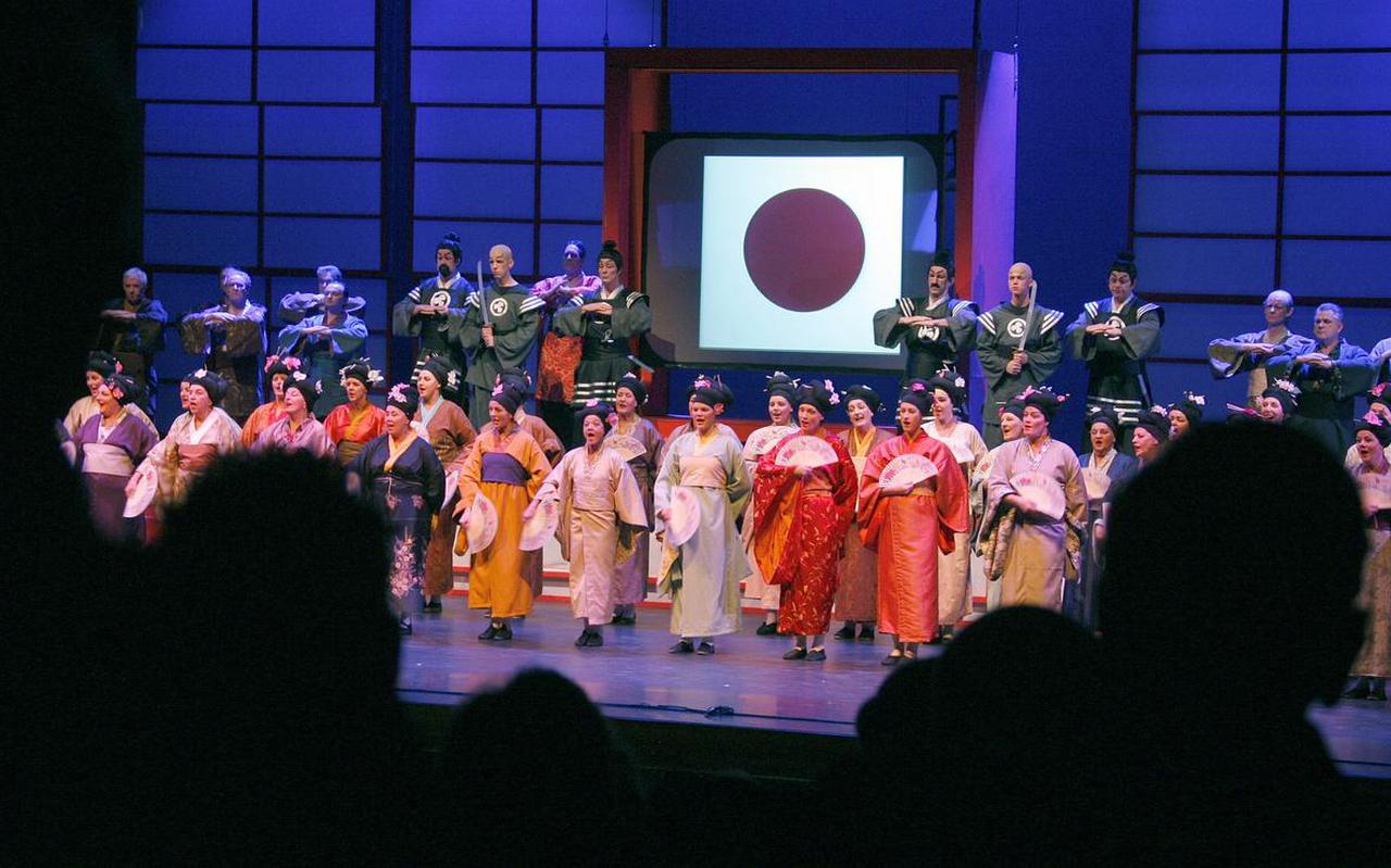 Theaterkoor Animato in 2009 tijdens de opvoering van  The Mikado  voor een volle zaal in De Harmonie. 