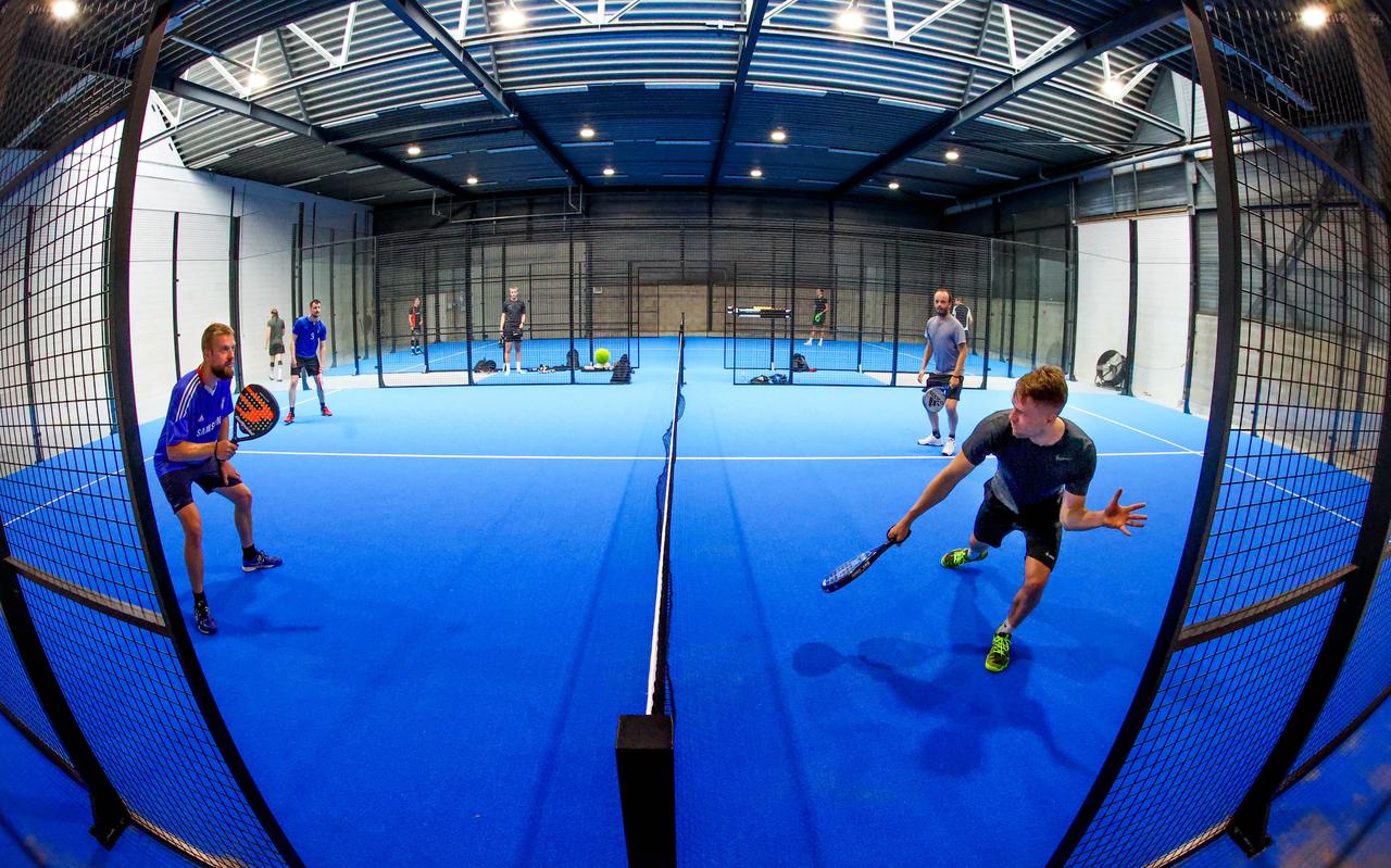 In de voormalige Heinekenhal in Grou kun je nu ook padel spelen. Overdekt nog wel. ,,In plus foar de sportskoalle.’‘ In de voormalige Heinekenhal in Grou kun je nu ook padel spelen. Overdekt nog wel. ,,In plus foar de sportskoalle.’‘