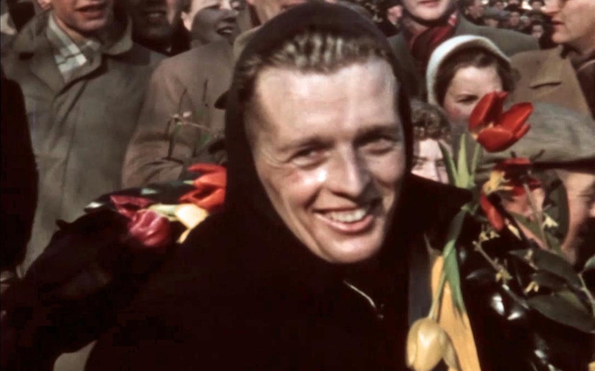 Beelden van de Elfstedentocht van 1954 in kleur tonen de rode blosjes van Jeen van den Berg - Leeuwa