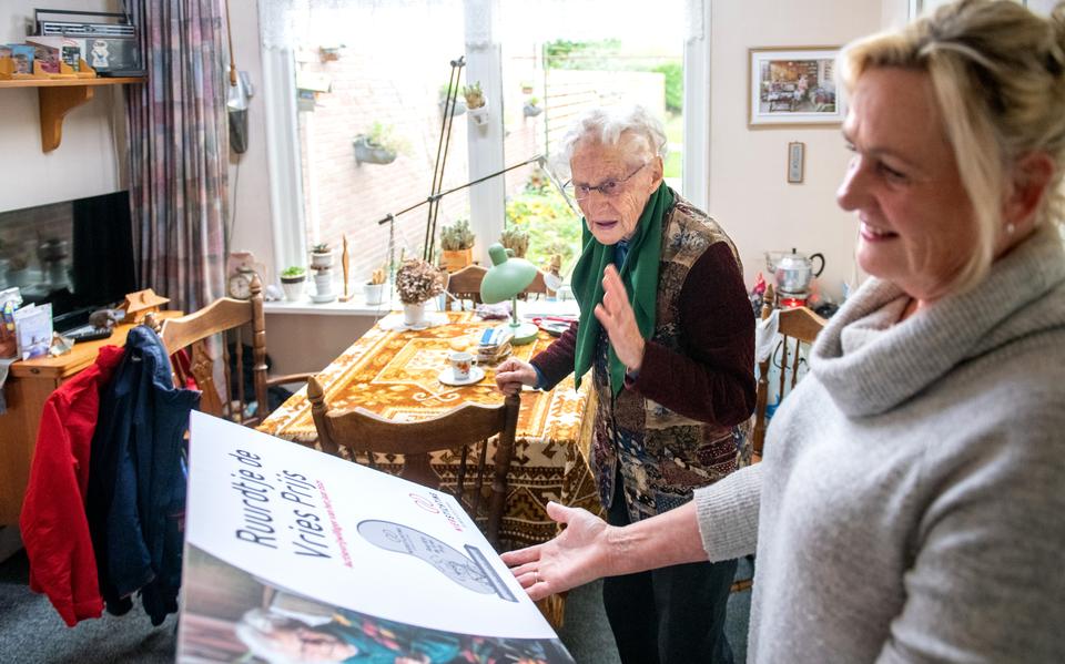 De Nierstichting komt bij vrijwilligster Ruurdtje de Vries op bezoek om haar de eerste Ruurdtje de Vries-prijs uit te reiken. 