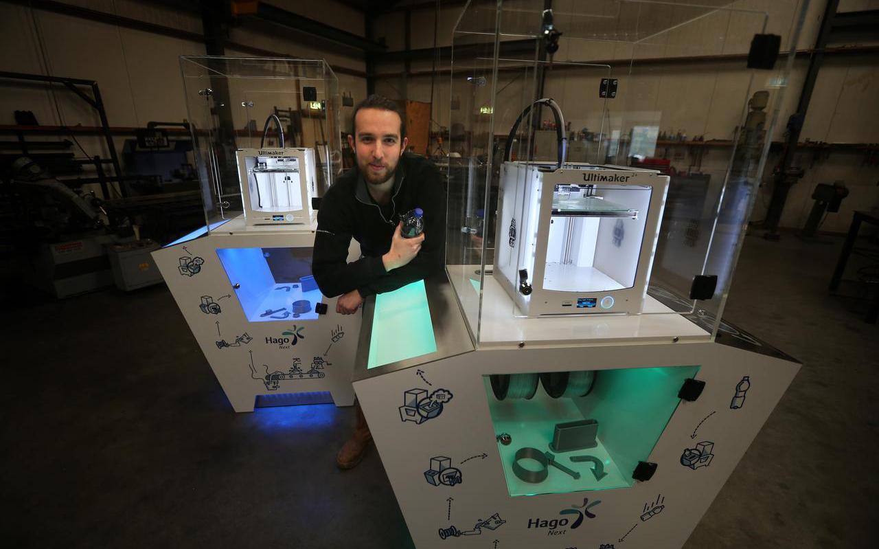 Hylke van de Kamp bij de Ecozuil, de door hem ontworpen machine. De 3D-printer bovenop maakt objecten als beloning voor het inleveren van plastic flesjes. FOTO CATRINUS VAN DER VEEN