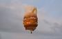 Een telefooncel, hamburger en een taart. Bekijk de bijzondere luchtballonnen die opstegen tijdens de Friese Ballonfeesten in Joure | video