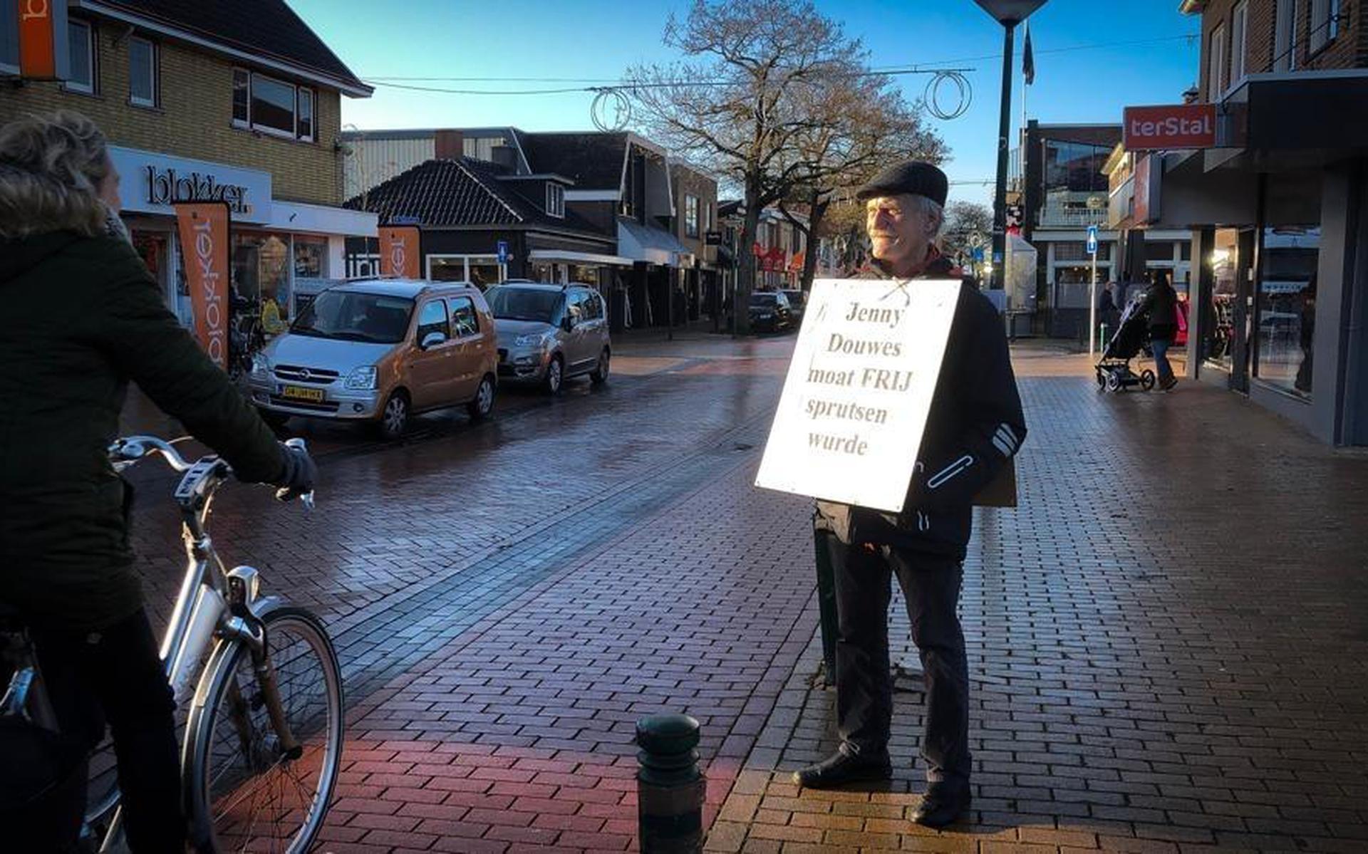 Historicus in sandwichbord roept op tot vrijspraak Jenny Douwes en