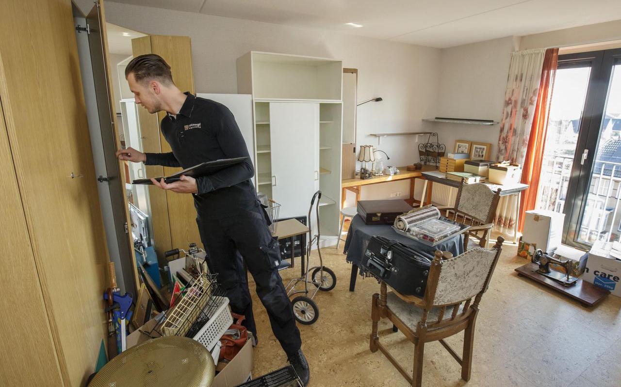 Verhuisregisseur Tim van der Veen neemt de woning op nadat de 86-jarige bewoonster is overleden. De familie doorzocht de spullen en wat er nog staat, gaat naar Omrin. FOTO RENS HOOYENGA
