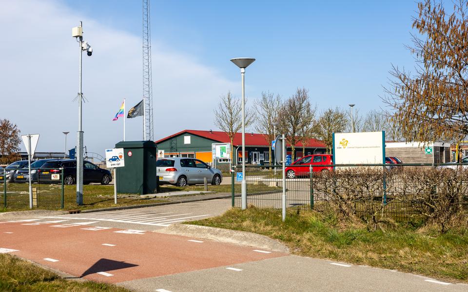 De ingang van het azc in Sint Annaparochie.