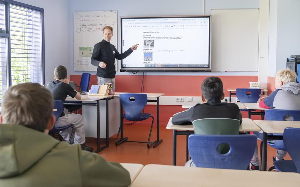 Een les toegepast taal van docent Gerrit Strikwerda op praktijkschool Pro Drachten. De bezuining op de Onderwijskansenregeling raakt vooral de scholen met kinderen in de meest kwestbare positie: vmbo basis/kader en het praktijkonderwijs. 