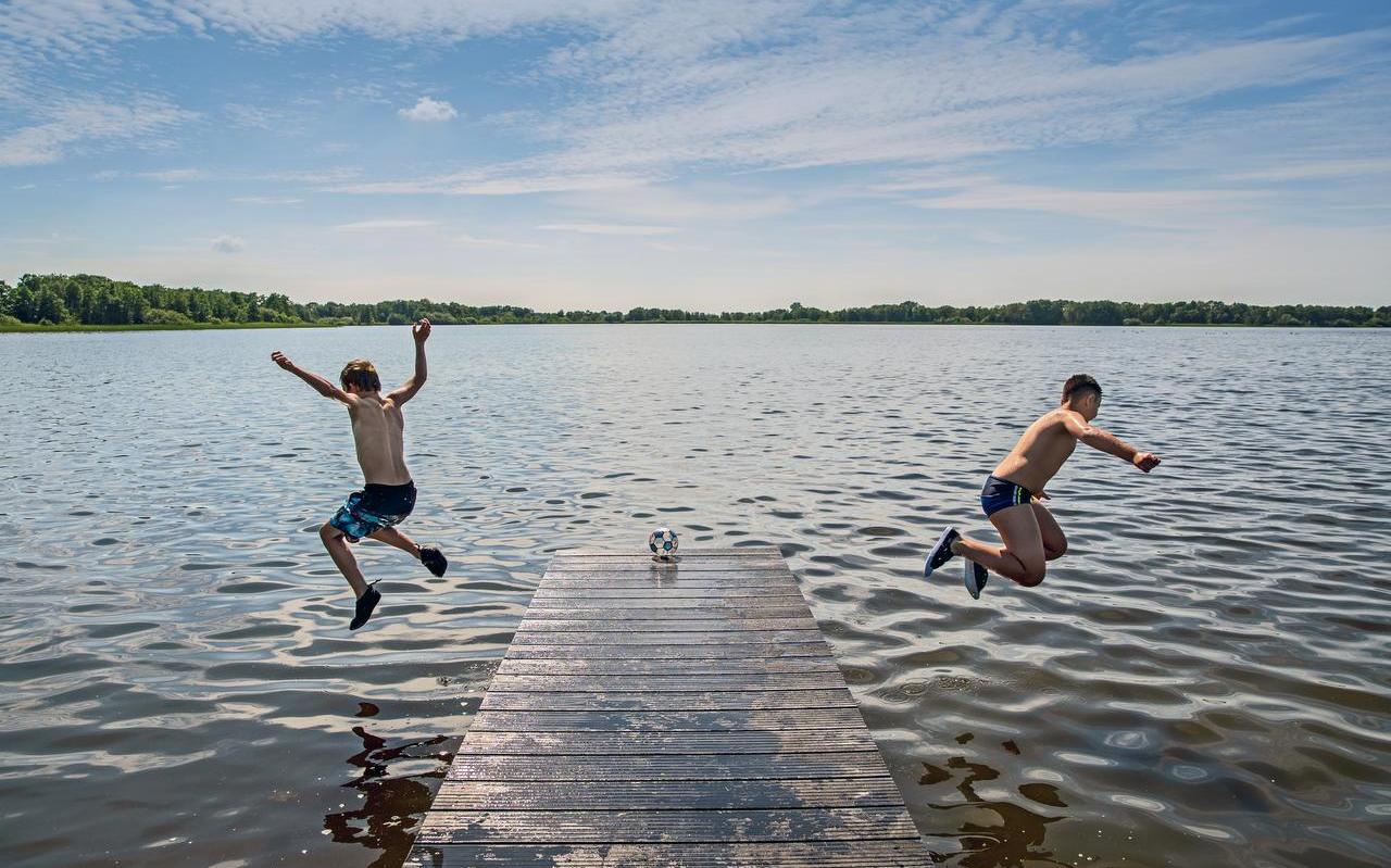 Een frisse duik in het Nannewiid bij Oudehaske in 2019. FOTO NIELS DE VRIES Een frisse duik in het Nannewiid bij Oudehaske in 2019. FOTO NIELS DE VRIES