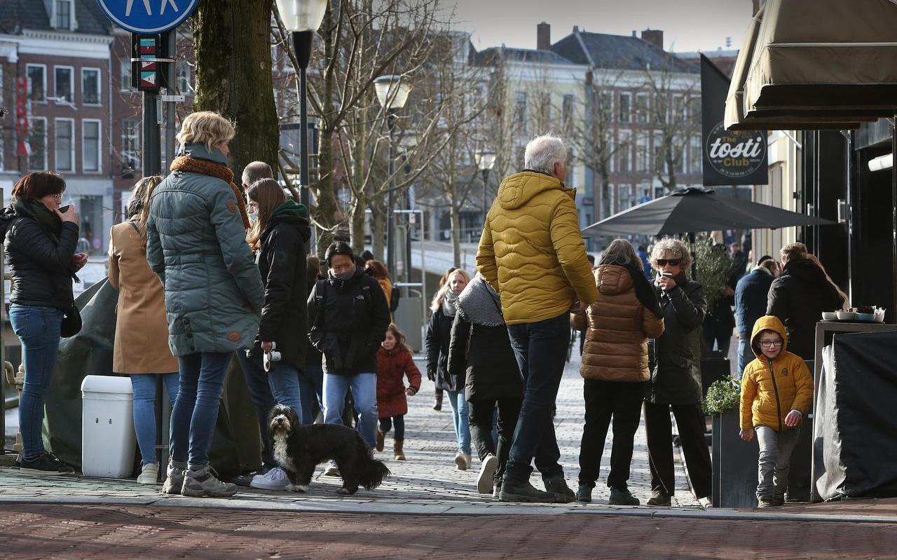 Drukte op de hoek Nieuwestad - Sint Jacobsstraat afgelopen weekend. De koffie die er verkrijgbaar is, wordt ter plaatse genuttigd. Drukte op de hoek Nieuwestad - Sint Jacobsstraat afgelopen weekend. De koffie die er verkrijgbaar is, wordt ter plaatse genuttigd.