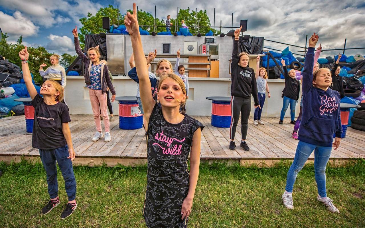 Een aantal spelers oefent één van de zeventien liedjes. ‘Eigenlik is it een musical, gezien it aantal musyknoemers. Maar sa benaderje wy it net’, zegt Romke Gabe Draaijer, de regisseur. FOTO NIELS DE VRIES Een aantal spelers oefent één van de zeventien liedjes. ‘Eigenlik is it een musical, gezien it aantal musyknoemers. Maar sa benaderje wy it net’, zegt Romke Gabe Draaijer, de regisseur. FOTO NIELS DE VRIES